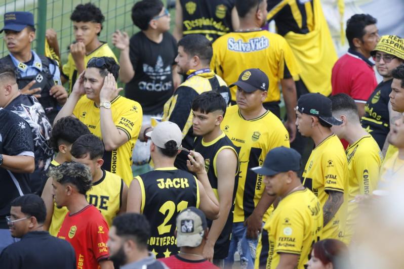 ¡Partido de locos! Alexy Vega fue el héroe; dos expulsiones a Real España y disturbios entre las barras afuera del Yankel