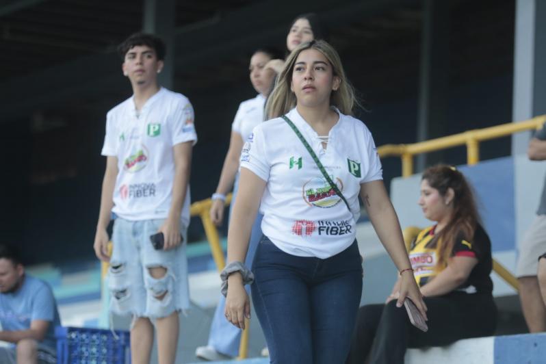 Hermosa tiktoker se roba los suspiros y colocha enamora en La Ceiba: las bellas chicas de la jornada de la Liga Nacional