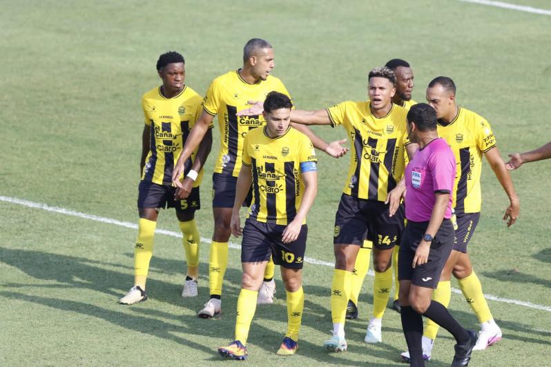 ¡Partido de locos! Alexy Vega fue el héroe; dos expulsiones a Real España y disturbios entre las barras afuera del Yankel