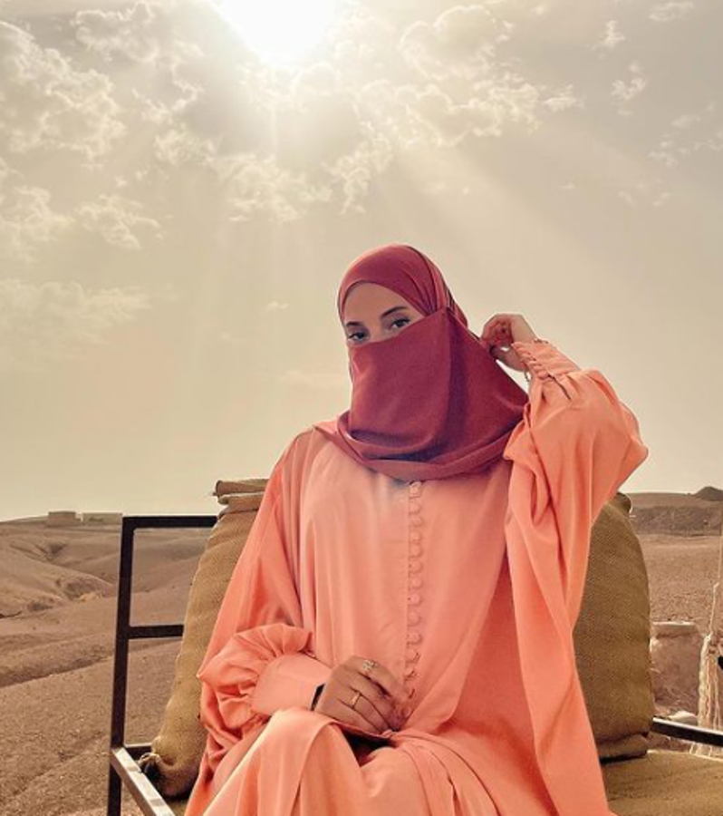 Siempre con el rostro cubierto: la influencer y misteriosa mujer que conquistó a crack del Barcelona