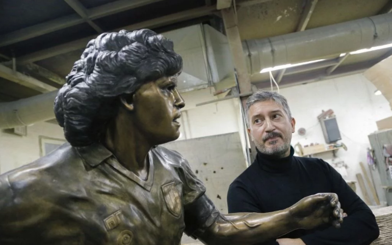 Un año de la muerte de Maradona: Napoli lo recuerda con nueva y polémica estatua y el autor explica el ‘’error’’