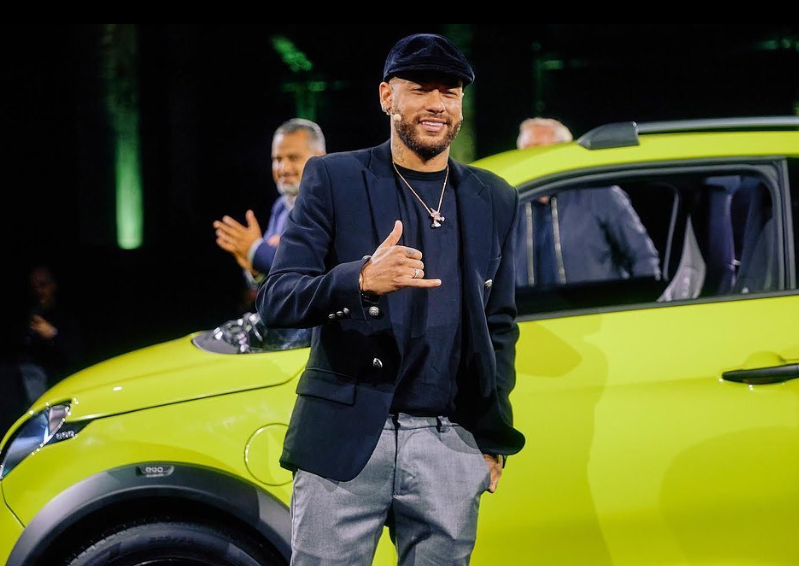 Así es la nueva máquina de Neymar: acompañado de la atleta más sexi del mundo y lució unas valiosas botas