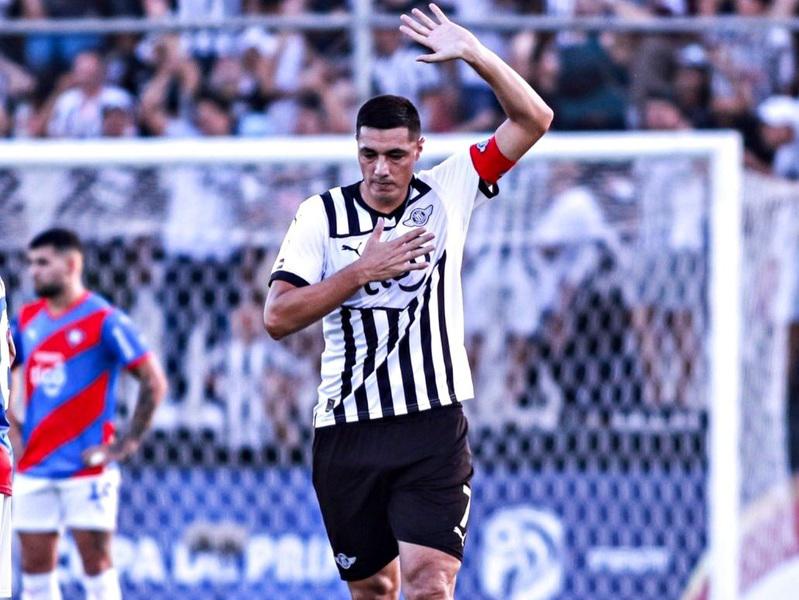 TOP: ¡Grandes y reconocidos futbolistas que siguen jugando a pesar de su avanzada edad y no lo sabías!