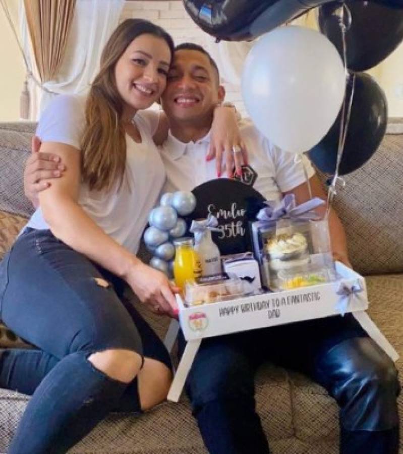 Emilio Izaguirre se pone a tono luego de sus espectaculares vacaciones con su preciosa esposa