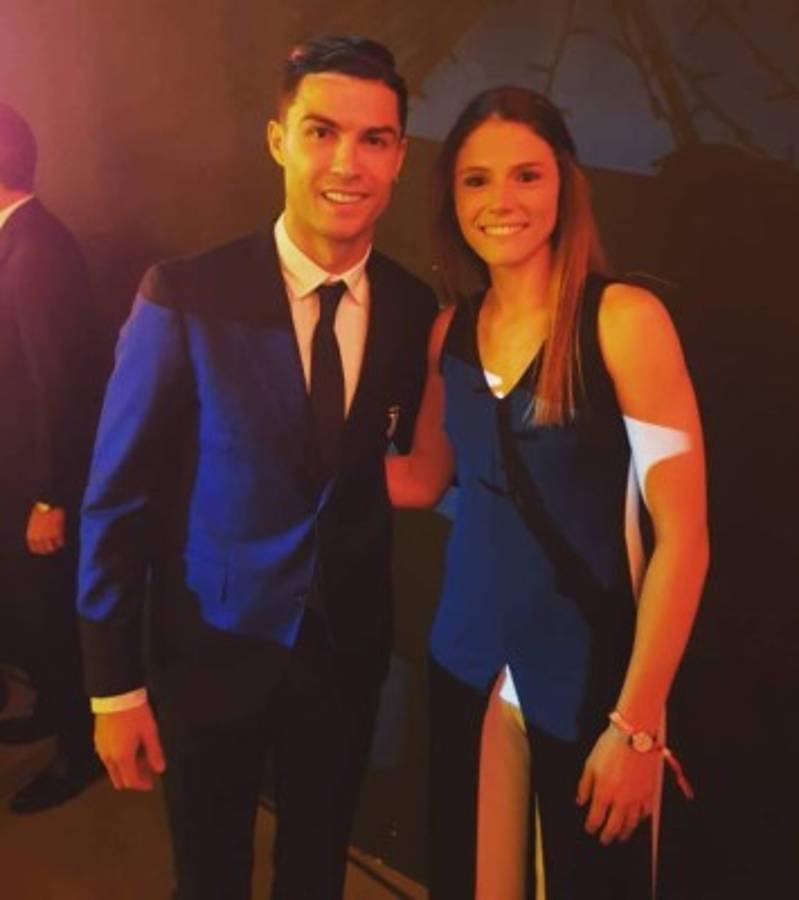 ¿Quién posa junto a Cristiano Ronado? La fiesta de Navidad de la Juventus en Italia