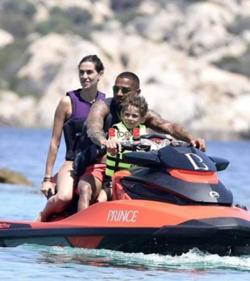 La espectacular mujer de Boateng vuelve a impresionar en sus vacaciones en una isla italiana