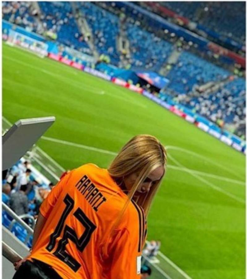 La exuberante esposa de Armani que mandó a callar a los críticos del portero argentino