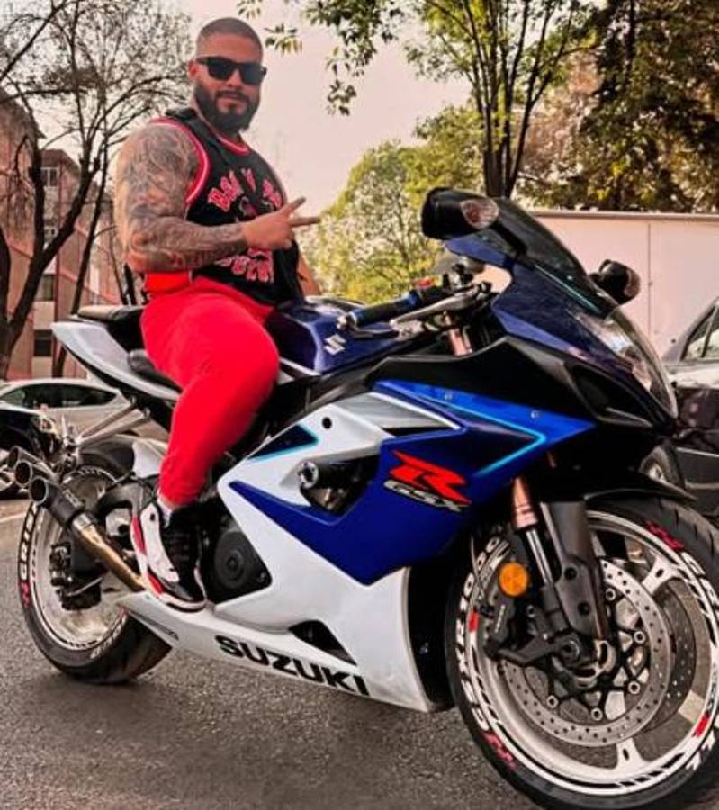 Conmoción en el fisicoculturismo: lo hallaron muerto en el baño de un bar con disparos en su cuerpo