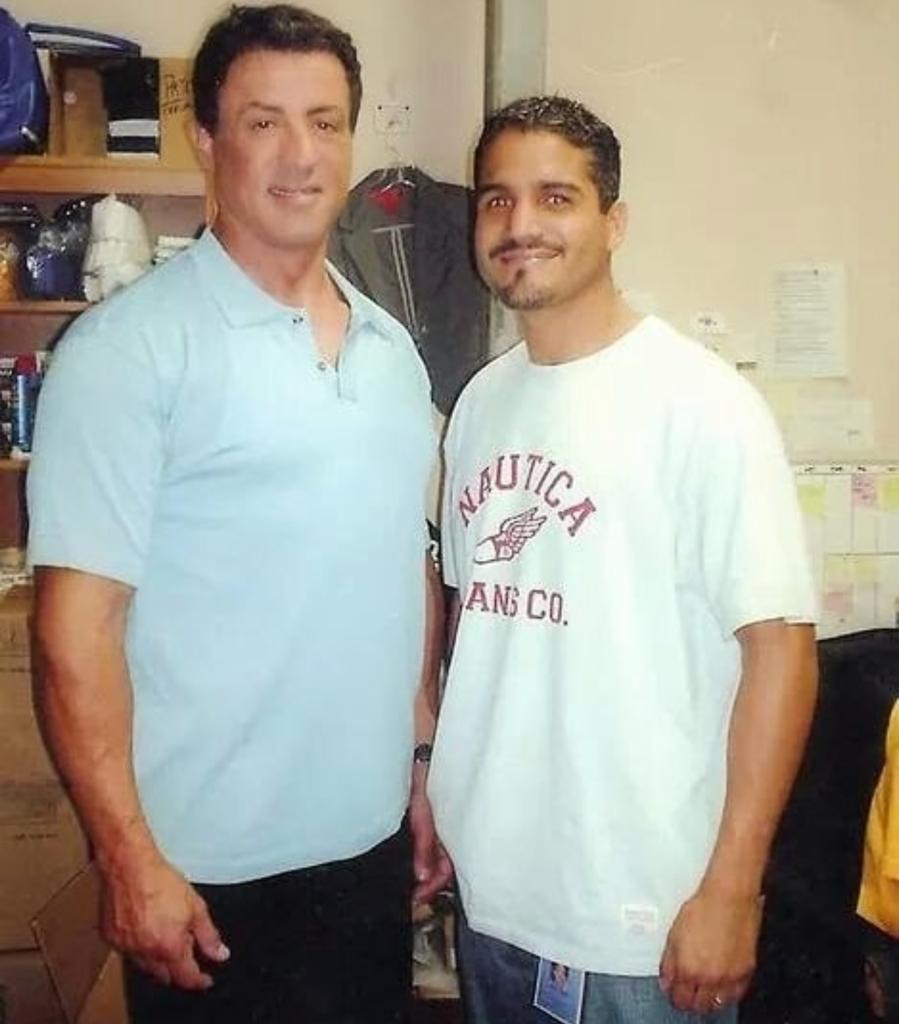 Ricky Fúnez posando con el famoso actor y director de cine, Sylvester Stallone.