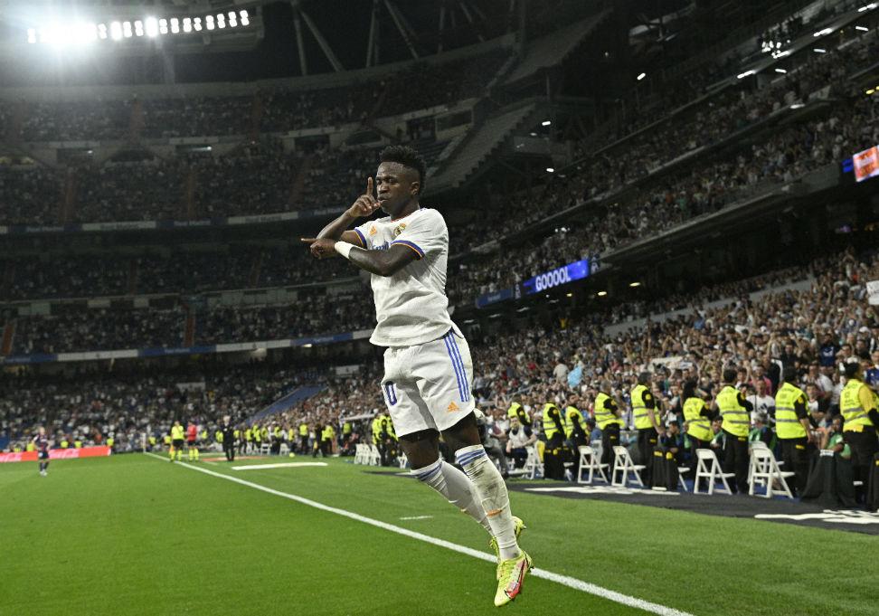 El homenaje de Vinicius a Cristiano Ronaldo tras su primer hat-trick, lágrimas en el Bernabéu y Benzema hace historia