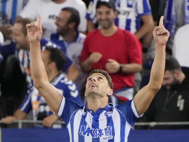 El delantero argentino del Alavés Lucas Boyé celebra su gol, durante el partido de Liga de Primera División entre Deportivo Alavés y Villarreal.