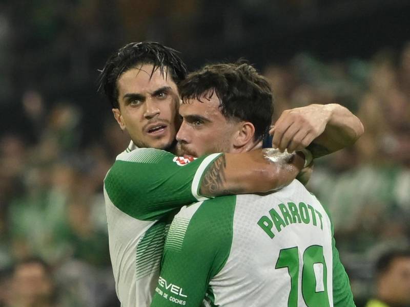 El delantero irlandés del Betis, Troy Parrott, celebra su gol durante el partido de la cuarta jornada de LaLiga que Real Betis y Real Madrid.