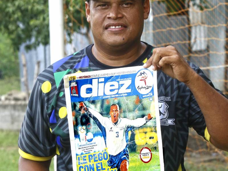 Héctor muestra con orgillo una portada que DIEZ le obsequió años atrás.