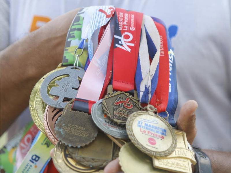 Gustavo García muestra con mucho orgullo parte de sus medallas, ha estado en maratones de Miami, Panamá, Colombia y Guatemala. (Foto OPSA: Neptalí Romero)