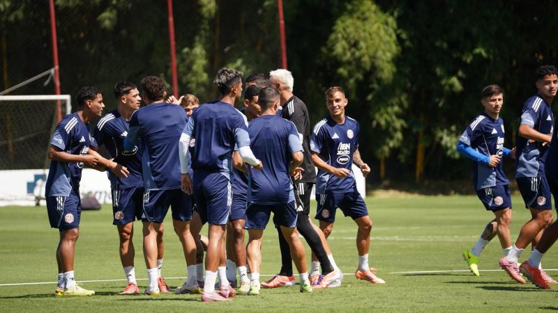 Entre bromas y risas; futbolista lastimado: así fue el último entreno de Costa Rica previo a la batalla ante Honduras