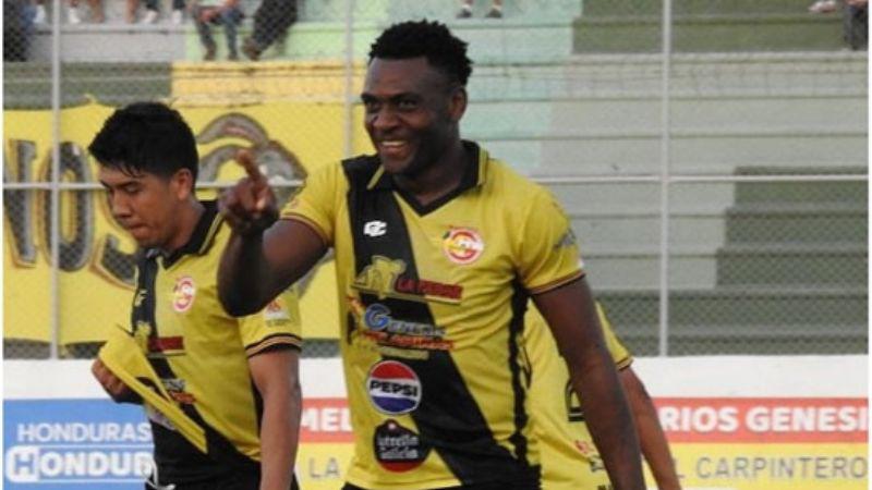 FICHAJES: Motagua va por goleador, Parrillas One anuncia DT argentino, Policía Nacional ficha y Gabriel Araújo es noticia