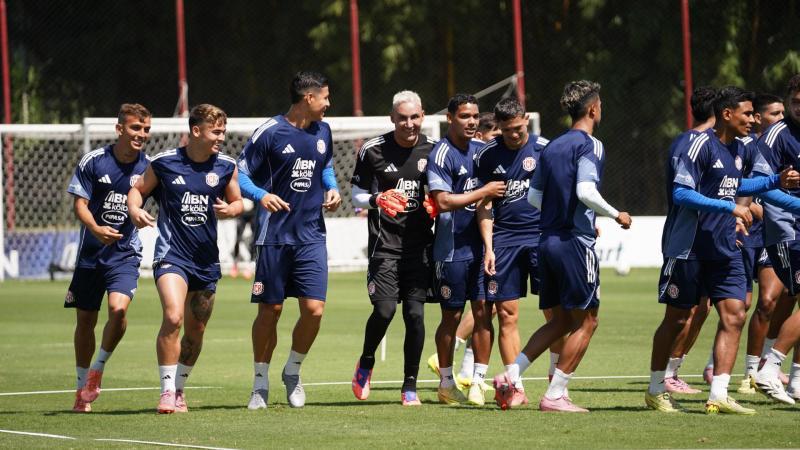 Entre bromas y risas; futbolista lastimado: así fue el último entreno de Costa Rica previo a la batalla ante Honduras
