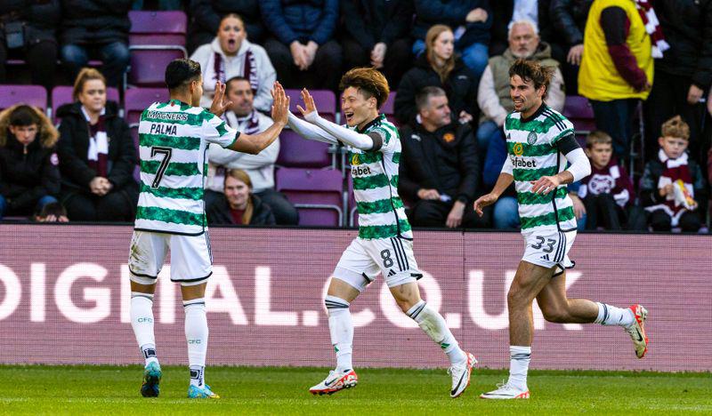 Kyogo Furuhashi festeja su tanto con Luis Palma en el Hearts-Celtic.