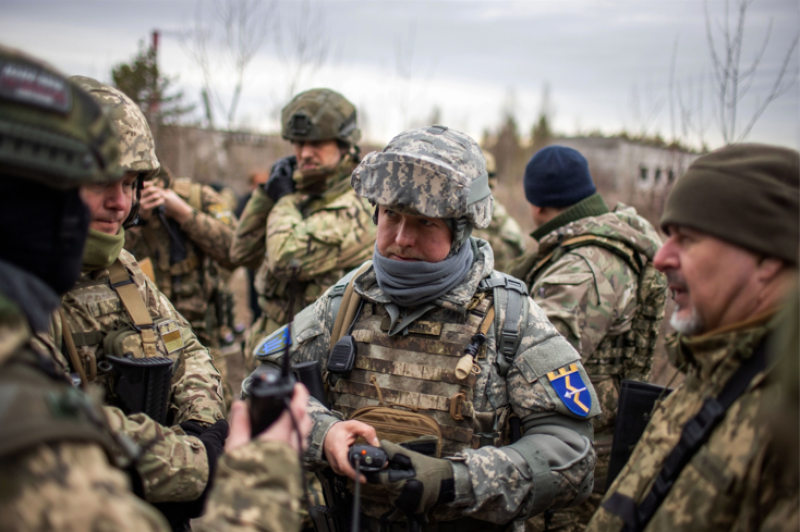 ¿Se fue a la guerra? Toda la verdad sobre las fotos del presidente de Ucrania vestido de militar mientras Rusia ataca