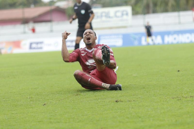 El héroe de Motagua ante Platense, error arbitral que no aprovechó el Ciclón y las bellas chicas en el Excélsior