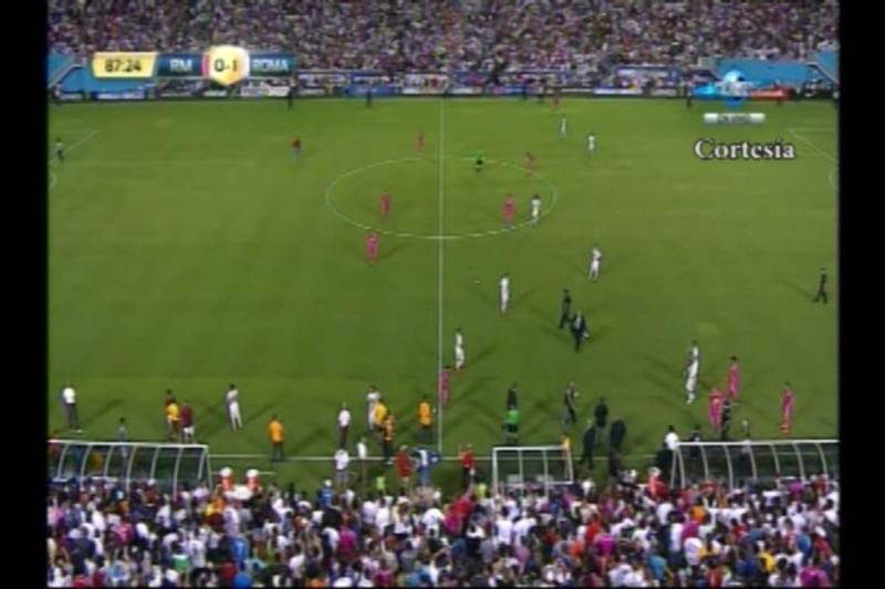 VIDEO: Invasión de cancha durante Real Madrid-Roma