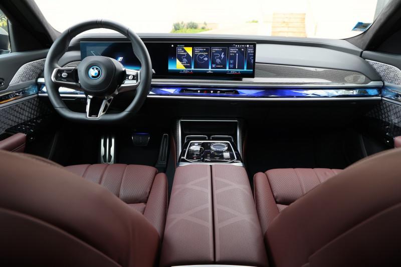 Real Madrid le dio esta máquina a Mbappé: cuánto cuesta el nuevo auto del francés, todos sus lujos y Florentino tiene uno igual