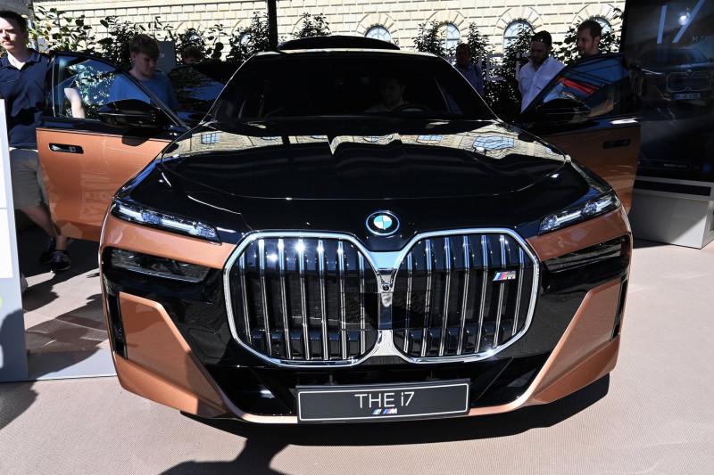 Real Madrid le dio esta máquina a Mbappé: cuánto cuesta el nuevo auto del francés, todos sus lujos y Florentino tiene uno igual