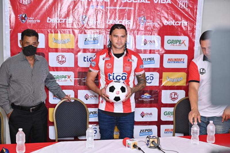 ¡Se sacó la lotería! El jugoso salario del ‘Gullit’ Peña en Emiratos Árabes tras su breve paso por el Vida de Honduras