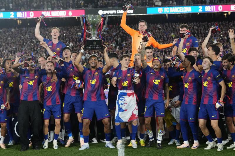 Messi se unió y no hubo pasillo: así celebró Barcelona el bicampeonato en Liga Española