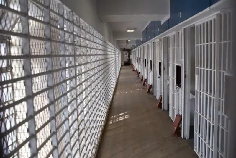 El infierno en la tierra: La prisión donde Trump envió a Nicolás Maduro y los reos célebres que lo acompañan