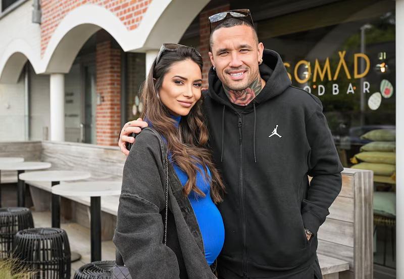 Confiesa que tiene relaciones 500 veces al año y saca a la luz el salario que gana como futbolista: Eso es importante