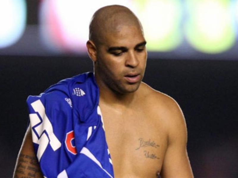 ¿Adriano hundido en el alcohol y sin familia? Revelan lo que realmente pasó con ‘El Emperador’, el exjugador brasileño