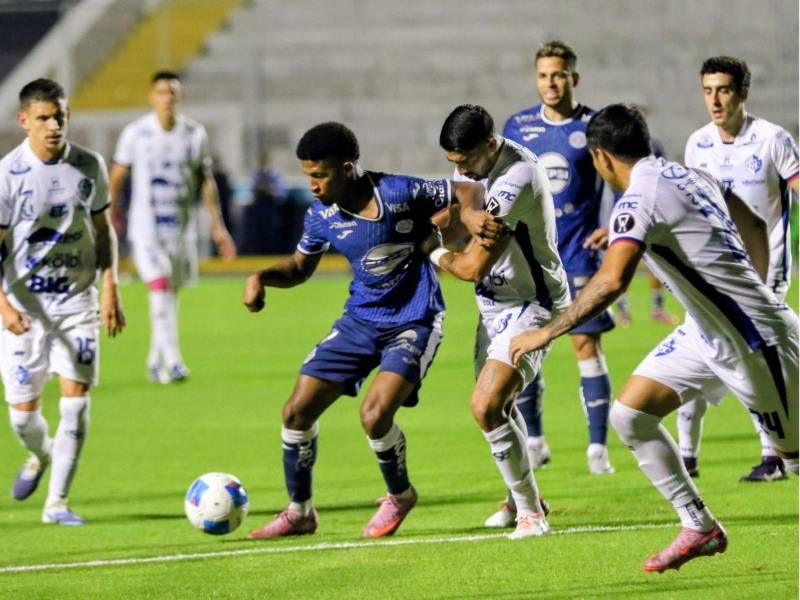 45+2': FINAL DEL PRIMER TIEMPO: MOTAGUA 0-0 CARTAGINÉS. FOTOS: ESTALIN IRÍAS | DAVID ROMERO.