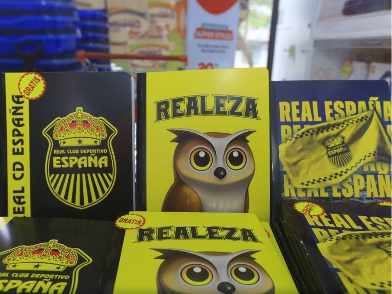 Los cuadernos PACASA con los colores del Real España.