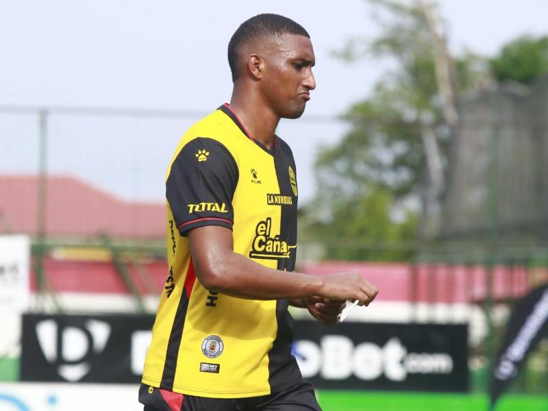 Daniel Aparicio se fue expulsado del derbi sampedrano luego de reclamos a Said Martínez.