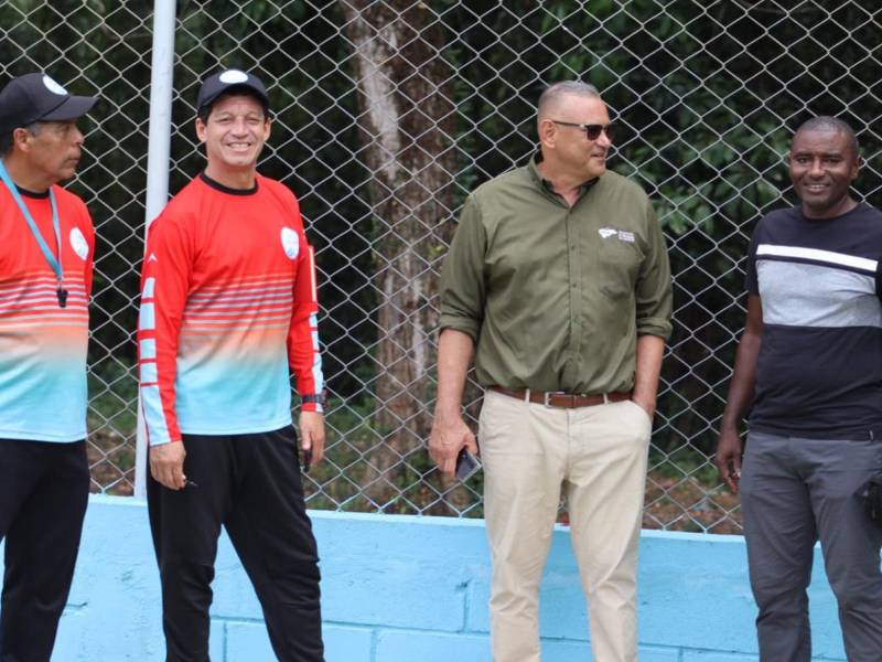 Entre los DT de la Escuela de Talentos, el Subcomisionado de Condepor, Óscar “Cocli” Salgado, el alcalde de Trujillo, Héctor Mendoza, y el exseleccionado nacional Robel Bernárdez. FOTOS: José Luis Barralaga.