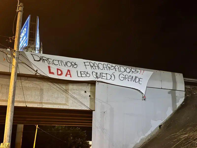 ¡Guerra en Alajuelense! Les dejan carteles amenazantes antes de viajar a Honduras
