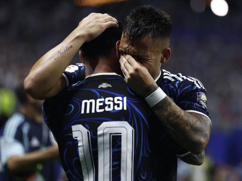 Lautaro Martínez llorando junto a Messi tras anotar el gol del triunfo de Argentina ante Inglaterra.