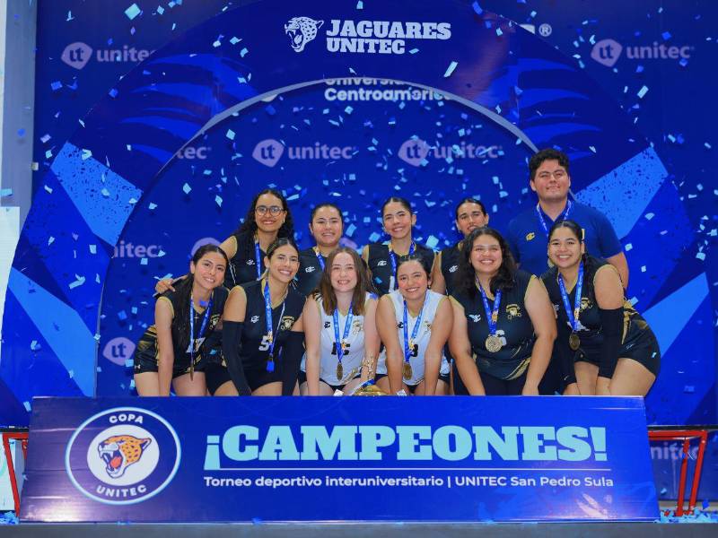 UNICAH, ganadores del primer lugar en la categoría Voleibol Femenino.