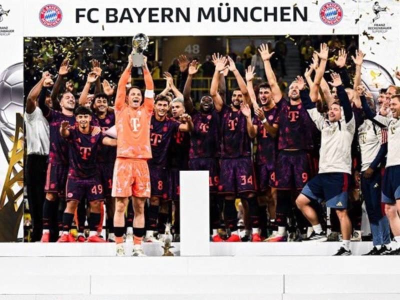 El capitán del Bayern, el portero Manuel Neuer, levantado el título de la Supercopa de Alemania junto a sus compañeros.