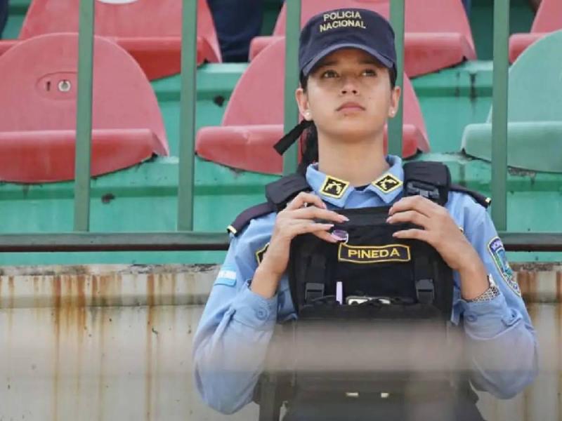 La chica de rosado que cautivó en la previa del Marathón vs Olimpia y las bellezas que llegaron al Yankel Rosenthal