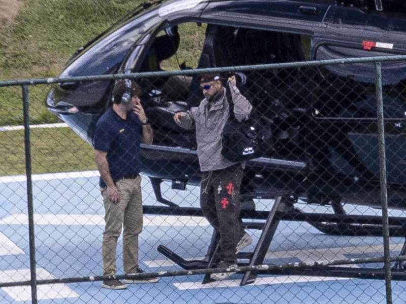 Neymar llegó en helicóptero a la concentración brasileña, pero se perdió el entrenamiento por molestias físicas.