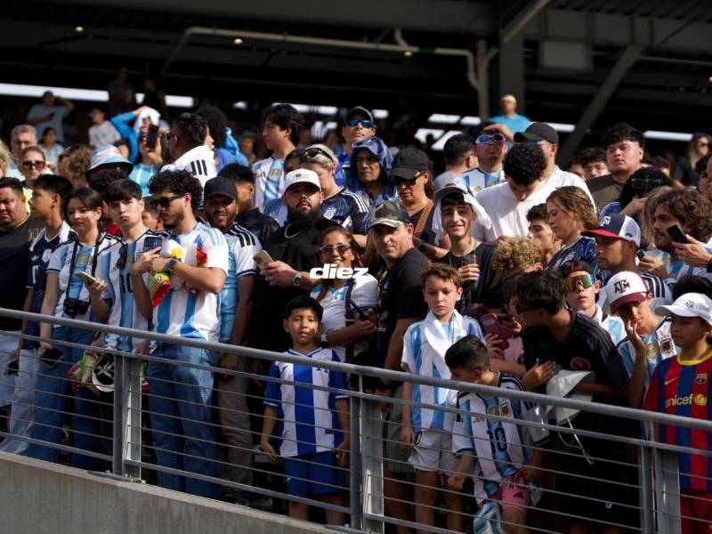 Los aficionados de Honduras y Argentina ya disfrutan la previa en el Kyle Field de Houston.