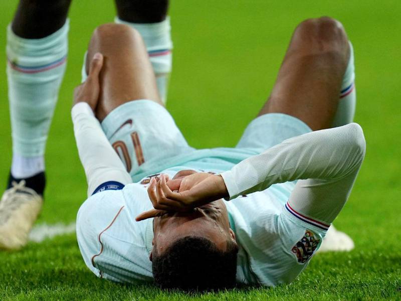Kylian Mbappé se fue lesionado tras marcar el único tanto con el que Francia derrotó a Turquía de visita.
