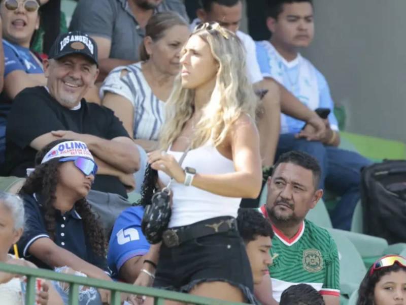 La chica de rosado que cautivó en la previa del Marathón vs Olimpia y las bellezas que llegaron al Yankel Rosenthal
