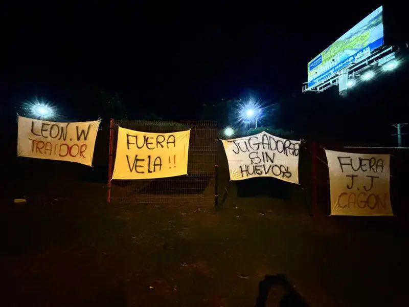 ¡Guerra en Alajuelense! Les dejan carteles amenazantes antes de viajar a Honduras