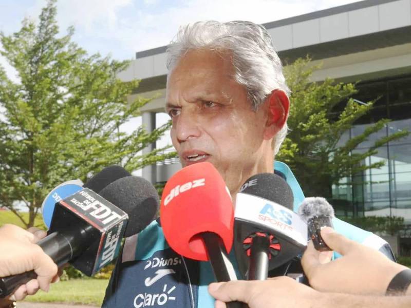 Reinaldo Rueda, técnico de la Selección de Honduras, a su llegada a Palmerola, Comayagua, luego de la eliminación en semifinales ante México. Foto Estalin Irías.