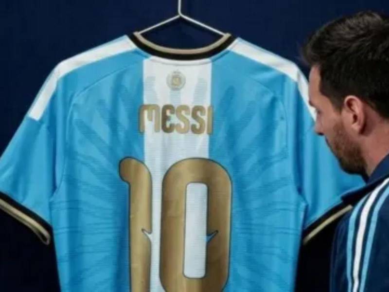 <b>Una camiseta para toda la vida: Messi presentó la camiseta oficial para su despedida</b>