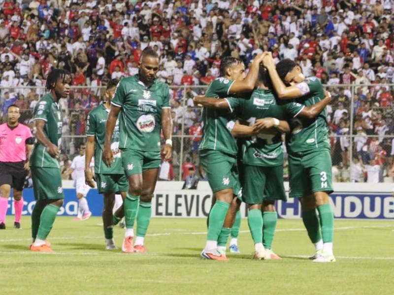 ¡Ni con raqueta la saca Menjívar! Eduardo Urbina marca gol de antología ante Olimpia