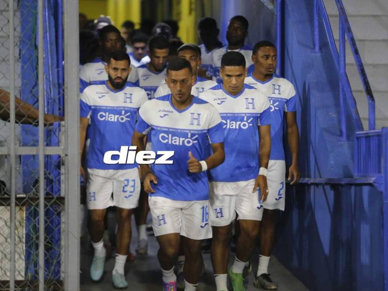Así salió la Selección de Honduras a calentar en el Ergilio Hato. (Foto: Marvin Salgado)